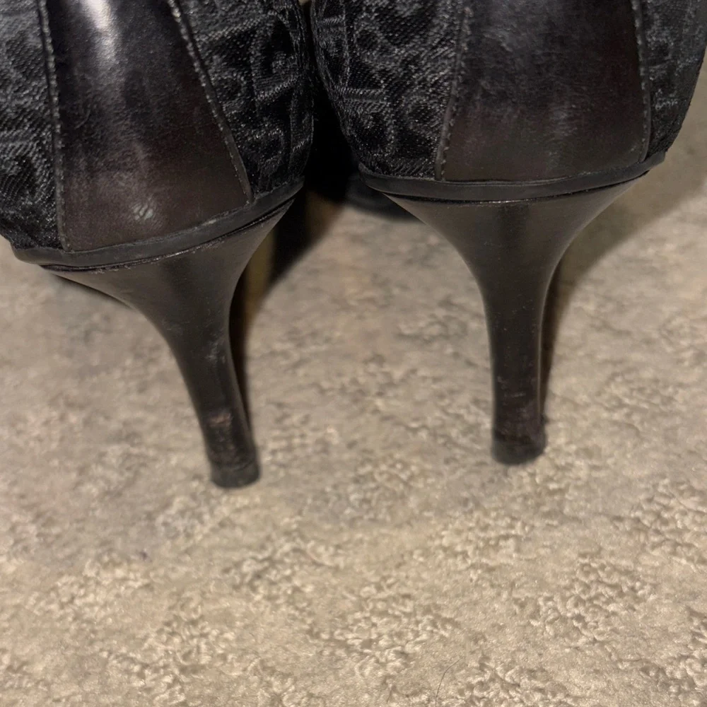 Dior Black Pointed-Toe Pumps with Logo Plaque - Picture 4 of 6